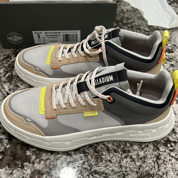 Brand new in box Palla Reverse Lo, 
Stylish kicks designed for everyday wear - Picture 4 of 8